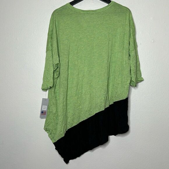 Jess & Jane Asymmetrical Hem Top Crinkle Texture in the Fabric Size Size XL - Picture 2 of 9